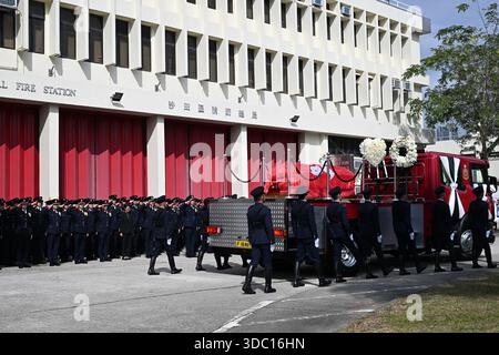 Eine allgemeine Ansicht zeigt, wie der Leichenwagen am 19. Dezember 2025 in Hongkong zur Sha Tin Feuerwache fuhr. Der Feuerwehrmann Ho Wai-ho erlitt schwere Verletzungen und verlor sein Leben in der Schlange beim Feuer am Wang Fuk Court in Tai Po am 26. November 2025. (Foto von Kobe Li/Nexpher Images) Stockfoto