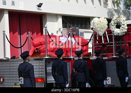 Hongkong, Hongkong. Dezember 2025. Eine allgemeine Ansicht zeigt, wie der Leichenwagen am 19. Dezember 2025 in Hongkong zur Sha Tin Feuerwache fuhr. Der Feuerwehrmann Ho Wai-ho erlitt schwere Verletzungen und verlor sein Leben in der Schlange beim Feuer am Wang Fuk Court in Tai Po am 26. November 2025. (Foto: Kobe Li/Nexpher Images/SIPA USA) Credit: SIPA USA/Alamy Live News Stockfoto