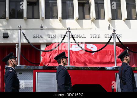 Hongkong, Hongkong. Dezember 2025. Eine allgemeine Ansicht zeigt, wie der Leichenwagen am 19. Dezember 2025 in Hongkong zur Sha Tin Feuerwache fuhr. Der Feuerwehrmann Ho Wai-ho erlitt schwere Verletzungen und verlor sein Leben in der Schlange beim Feuer am Wang Fuk Court in Tai Po am 26. November 2025. (Foto: Kobe Li/Nexpher Images/SIPA USA) Credit: SIPA USA/Alamy Live News Stockfoto