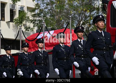 Hongkong, Hongkong. Dezember 2025. Eine allgemeine Ansicht zeigt, wie der Leichenwagen am 19. Dezember 2025 in Hongkong zur Sha Tin Feuerwache fuhr. Der Feuerwehrmann Ho Wai-ho erlitt schwere Verletzungen und verlor sein Leben in der Schlange beim Feuer am Wang Fuk Court in Tai Po am 26. November 2025. (Foto: Kobe Li/Nexpher Images/SIPA USA) Credit: SIPA USA/Alamy Live News Stockfoto