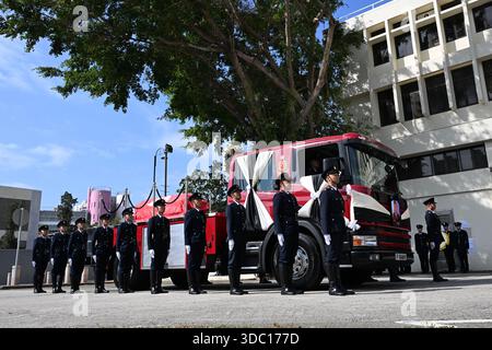Eine allgemeine Ansicht zeigt, wie der Leichenwagen am 19. Dezember 2025 in Hongkong zur Sha Tin Feuerwache fuhr. Der Feuerwehrmann Ho Wai-ho erlitt schwere Verletzungen und verlor sein Leben in der Schlange beim Feuer am Wang Fuk Court in Tai Po am 26. November 2025. (Foto von Kobe Li/Nexpher Images) Stockfoto