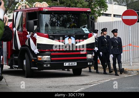 Hongkong, Hongkong. Dezember 2025. Eine allgemeine Ansicht zeigt, wie der Leichenwagen am 19. Dezember 2025 in Hongkong zur Sha Tin Feuerwache fuhr. Der Feuerwehrmann Ho Wai-ho erlitt schwere Verletzungen und verlor sein Leben in der Schlange beim Feuer am Wang Fuk Court in Tai Po am 26. November 2025. (Foto: Kobe Li/Nexpher Images/SIPA USA) Credit: SIPA USA/Alamy Live News Stockfoto