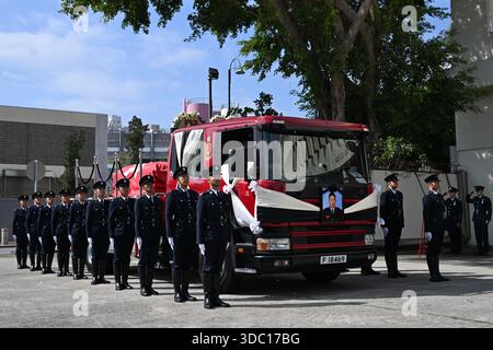 Eine allgemeine Ansicht zeigt, wie der Leichenwagen am 19. Dezember 2025 in Hongkong zur Sha Tin Feuerwache fuhr. Der Feuerwehrmann Ho Wai-ho erlitt schwere Verletzungen und verlor sein Leben in der Schlange beim Feuer am Wang Fuk Court in Tai Po am 26. November 2025. (Foto von Kobe Li/Nexpher Images) Stockfoto