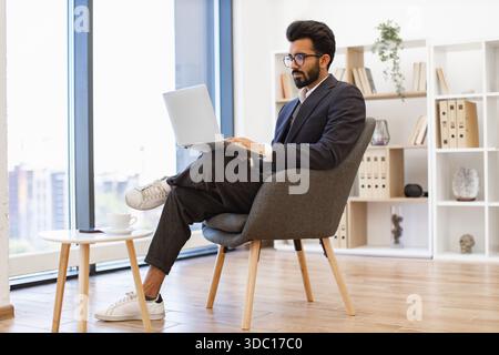 Ein Arabischer Geschäftsmann Arbeitet Stockfoto