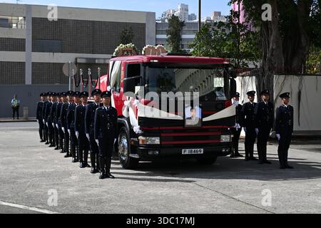 Hongkong, Hongkong. Dezember 2025. Eine allgemeine Ansicht zeigt, wie der Leichenwagen am 19. Dezember 2025 in Hongkong zur Sha Tin Feuerwache fuhr. Der Feuerwehrmann Ho Wai-ho erlitt schwere Verletzungen und verlor sein Leben in der Schlange beim Feuer am Wang Fuk Court in Tai Po am 26. November 2025. (Foto: Kobe Li/Nexpher Images/SIPA USA) Credit: SIPA USA/Alamy Live News Stockfoto