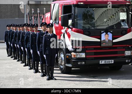 Eine allgemeine Ansicht zeigt, wie der Leichenwagen am 19. Dezember 2025 in Hongkong zur Sha Tin Feuerwache fuhr. Der Feuerwehrmann Ho Wai-ho erlitt schwere Verletzungen und verlor sein Leben in der Schlange beim Feuer am Wang Fuk Court in Tai Po am 26. November 2025. (Foto von Kobe Li/Nexpher Images) Stockfoto