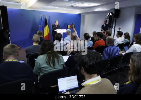 Brüssel, Belgien Dezember 2025. Der belgische Premierminister Bart de Wever spricht nach einem Gipfeltreffen der Staats- und Regierungschefs der Europäischen Union (18-19. Dezember) am Donnerstag, den 18. Dezember 2025, in Brüssel mit der Presse. BELGA FOTO NICOLAS MAETERLINCK Credit: Belga News Agency/Alamy Live News Stockfoto