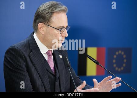 Brüssel, Belgien Dezember 2025. Der belgische Premierminister Bart de Wever spricht nach einem Gipfeltreffen der Staats- und Regierungschefs der Europäischen Union (18-19. Dezember) am Donnerstag, den 18. Dezember 2025, in Brüssel mit der Presse. BELGA FOTO NICOLAS MAETERLINCK Credit: Belga News Agency/Alamy Live News Stockfoto