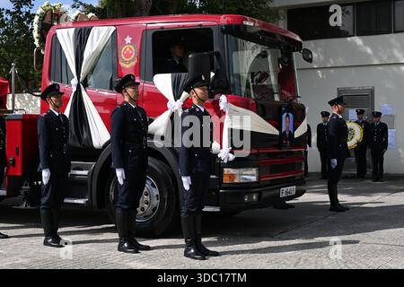 Eine allgemeine Ansicht zeigt, wie der Leichenwagen am 19. Dezember 2025 in Hongkong zur Sha Tin Feuerwache fuhr. Der Feuerwehrmann Ho Wai-ho erlitt schwere Verletzungen und verlor sein Leben in der Schlange beim Feuer am Wang Fuk Court in Tai Po am 26. November 2025. (Foto von Kobe Li/Nexpher Images) Stockfoto