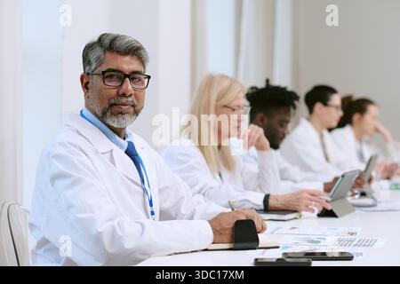 Porträt eines südasiatischen Mannes mittleren Alters, der an einer medizinischen Konferenz teilnimmt Stockfoto