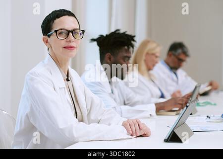 Wissenschaftlerin Mittleren Alters, Die An Der Medizinischen Konferenz Teilnimmt Stockfoto