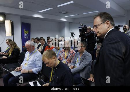 Brüssel, Belgien Dezember 2025. Der belgische Premierminister Bart de Wever (R) spricht nach einem Gipfeltreffen der Staats- und Regierungschefs der Europäischen Union (18-19. Dezember) am Donnerstag, den 18. Dezember 2025, in Brüssel mit der Presse. BELGA FOTO NICOLAS MAETERLINCK Credit: Belga News Agency/Alamy Live News Stockfoto