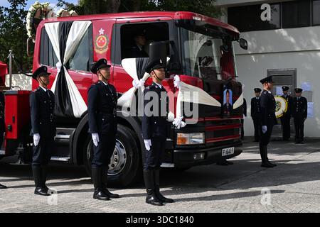 Hongkong, Hongkong. Dezember 2025. Eine allgemeine Ansicht zeigt, wie der Leichenwagen am 19. Dezember 2025 in Hongkong zur Sha Tin Feuerwache fuhr. Der Feuerwehrmann Ho Wai-ho erlitt schwere Verletzungen und verlor sein Leben in der Schlange beim Feuer am Wang Fuk Court in Tai Po am 26. November 2025. (Foto: Kobe Li/Nexpher Images/SIPA USA) Credit: SIPA USA/Alamy Live News Stockfoto