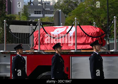 Eine allgemeine Ansicht zeigt, wie der Leichenwagen am 19. Dezember 2025 in Hongkong zur Sha Tin Feuerwache fuhr. Der Feuerwehrmann Ho Wai-ho erlitt schwere Verletzungen und verlor sein Leben in der Schlange beim Feuer am Wang Fuk Court in Tai Po am 26. November 2025. (Foto von Kobe Li/Nexpher Images) Stockfoto