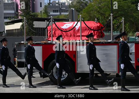 Eine allgemeine Ansicht zeigt, wie der Leichenwagen am 19. Dezember 2025 in Hongkong zur Sha Tin Feuerwache fuhr. Der Feuerwehrmann Ho Wai-ho erlitt schwere Verletzungen und verlor sein Leben in der Schlange beim Feuer am Wang Fuk Court in Tai Po am 26. November 2025. (Foto von Kobe Li/Nexpher Images) Stockfoto