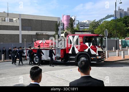 Eine allgemeine Ansicht zeigt, wie der Leichenwagen am 19. Dezember 2025 in Hongkong zur Sha Tin Feuerwache fuhr. Der Feuerwehrmann Ho Wai-ho erlitt schwere Verletzungen und verlor sein Leben in der Schlange beim Feuer am Wang Fuk Court in Tai Po am 26. November 2025. (Foto von Kobe Li/Nexpher Images) Stockfoto