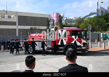 Hongkong, Hongkong. Dezember 2025. Eine allgemeine Ansicht zeigt, wie der Leichenwagen am 19. Dezember 2025 in Hongkong zur Sha Tin Feuerwache fuhr. Der Feuerwehrmann Ho Wai-ho erlitt schwere Verletzungen und verlor sein Leben in der Schlange beim Feuer am Wang Fuk Court in Tai Po am 26. November 2025. (Foto: Kobe Li/Nexpher Images/SIPA USA) Credit: SIPA USA/Alamy Live News Stockfoto