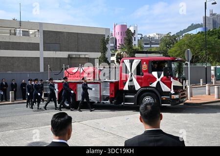 Hongkong, Hongkong. Dezember 2025. Eine allgemeine Ansicht zeigt, wie der Leichenwagen am 19. Dezember 2025 in Hongkong zur Sha Tin Feuerwache fuhr. Der Feuerwehrmann Ho Wai-ho erlitt schwere Verletzungen und verlor sein Leben in der Schlange beim Feuer am Wang Fuk Court in Tai Po am 26. November 2025. (Foto: Kobe Li/Nexpher Images/SIPA USA) Credit: SIPA USA/Alamy Live News Stockfoto