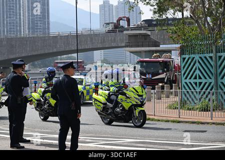 Eine allgemeine Ansicht zeigt, wie der Leichenwagen am 19. Dezember 2025 in Hongkong zur Sha Tin Feuerwache fuhr. Der Feuerwehrmann Ho Wai-ho erlitt schwere Verletzungen und verlor sein Leben in der Schlange beim Feuer am Wang Fuk Court in Tai Po am 26. November 2025. (Foto von Kobe Li/Nexpher Images) Stockfoto