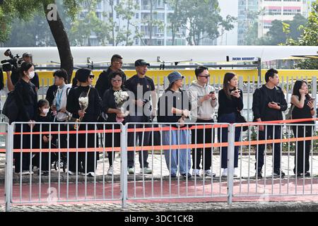 Hongkong, Hongkong. Dezember 2025. Eine allgemeine Ansicht zeigt, wie die Leute, die auf den Leichenwagen warten, am 19. Dezember 2025 in Hongkong bei der Sha Tin Feuerwache eintreffen. Der Feuerwehrmann Ho Wai-ho erlitt schwere Verletzungen und verlor sein Leben in der Schlange beim Feuer am Wang Fuk Court in Tai Po am 26. November 2025. (Foto: Kobe Li/Nexpher Images/SIPA USA) Credit: SIPA USA/Alamy Live News Stockfoto