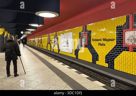 12.12.2025, Berlin, DE - Menschen warten auf dem U-Bahnhof Richard-Wagner-Platz auf den Zug. Alltag, Bahn, Bahnhof, Bahnsteig, befoerdern, Befoerderung, Berlin, Berliner Verkehrsbetriebe, BVG, deutsch, Deutschland, Doppelseite, Europa, europaeisch, Fahrgaeste, Gesellschaft, innen, Innenaufnahme, Linie 7, Menschen, Nahverkehr, oeffentlicher Personennahverkehr, oeffentlicher Personennahverker, OEPNV, Personen, Personenbeförderung, Personentransport, QF, Querformat, Richard-Wagner-Platz, Schiene, Stadt, Stadtbahn, Stadtverkehr, Verkehr, Transportieren, U-Bahn, U-Bahn-System, U-Bahnhof, U-Bahn Stockfoto