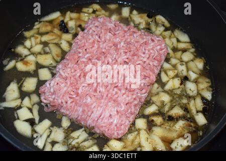 Hackfleischbraten mit scharfer Apfelchili-Sauce Stockfoto