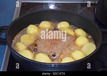 Hackfleischbraten mit scharfer Apfelchili-Sauce Stockfoto