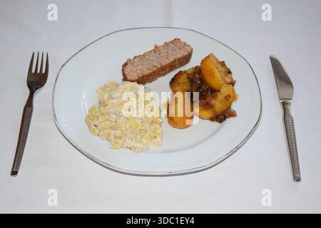 Hackfleischbraten mit scharfer Apfelchili-Sauce und Chinakohl Stockfoto