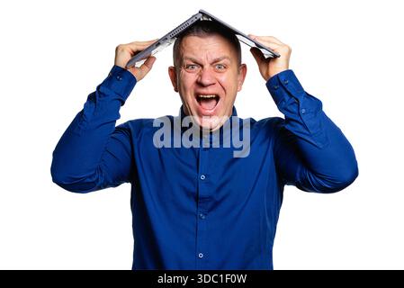 Frustrierter Mann, der Wut und Stress ausdrückt, emotionale Reaktion isoliert auf weiß Stockfoto