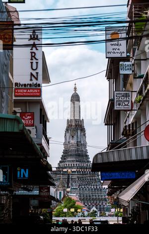 Bangkok, Thailand, 19. November 2025. Erkunden Sie lebendige Straßen, die zum majestätischen Wat Arun führen Stockfoto