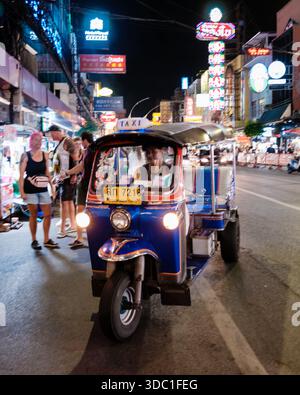 Bangkok Thailand 19. November 2025, die Straßen von Chinatown werden nachts zum Leben erweckt. Stockfoto