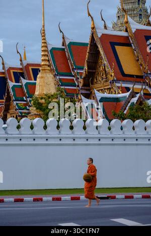 Bangkok, Thailand, 19. November 2025. Friedlicher Mönchsspaziergang in der Nähe der Phra Kaew-Pracht Stockfoto