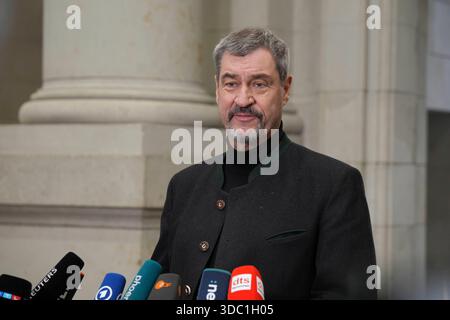 Bundesrat, 1060. Plenarsitzung Markus Soeder CSU Ministerpraesident von Bayern im Portrait bei der Ankunft und TV Statement im Bundesratsgebaeude im Rahmen der 1060. Bundesratssitzung, Berlin, 19.12.2025 Berlin Berlin Deutschland Stockfoto