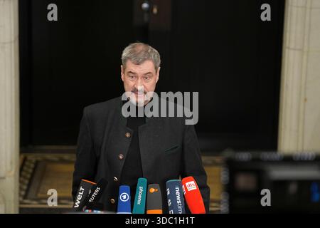 Bundesrat, 1060. Plenarsitzung Markus Soeder CSU Ministerpraesident von Bayern bei der Ankunft und TV Statement im Bundesratsgebaeude im Rahmen der 1060. Bundesratssitzung, Berlin, 19.12.2025 Berlin Berlin Deutschland Stockfoto