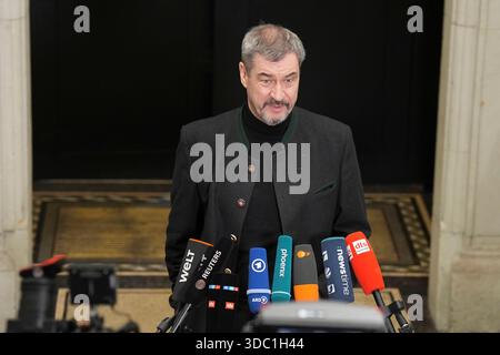 Bundesrat, 1060. Plenarsitzung Markus Soeder CSU Ministerpraesident von Bayern bei der Ankunft und TV Statement im Bundesratsgebaeude im Rahmen der 1060. Bundesratssitzung, Berlin, 19.12.2025 Berlin Berlin Deutschland Stockfoto