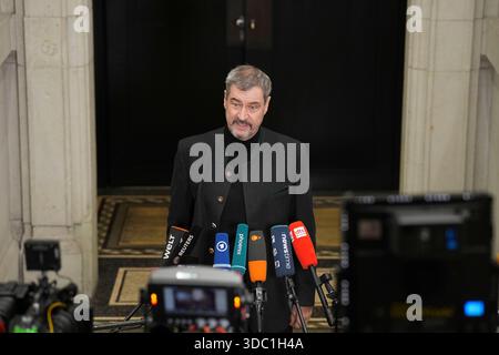 Bundesrat, 1060. Plenarsitzung Markus Soeder CSU Ministerpraesident von Bayern bei der Ankunft und TV Statement im Bundesratsgebaeude im Rahmen der 1060. Bundesratssitzung, Berlin, 19.12.2025 Berlin Berlin Deutschland Stockfoto