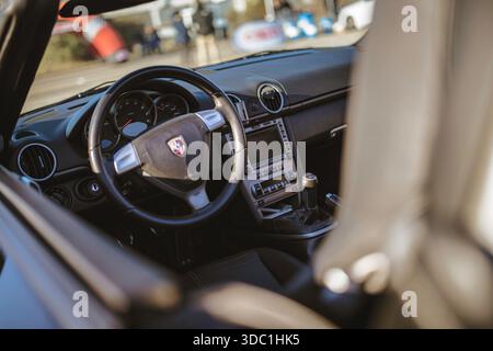 Rovigo, italien 18. dezember 2025: porsche boxster Innenraum mit Lenkrad, Armaturenbrett und Schaltstange, die Luxus- und Sportwagen hervorheben Stockfoto
