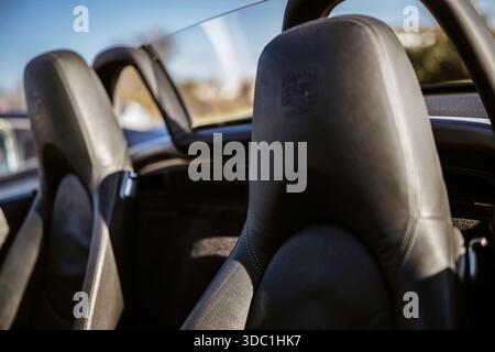 Rovigo, italien 18. dezember 2025: porsche boxster schwarzer Ledersitz mit geprägtem Logo und sichtbaren Nähten, die die hochwertige Handwerkskunst und die Sp Stockfoto