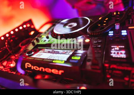 Rovigo, italien 18. dezember 2025: dj-Ausrüstung mit leuchtenden Lichtern schafft eine energiegeladene Atmosphäre für eine Party oder Live-Performance. Nachtleben und Eintritt Stockfoto