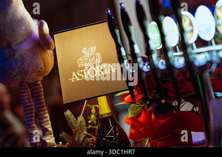 Rovigo, italien 18. dezember 2025: In der Bar astoria werden weihnachtsdekorationen und Bierzapfen präsentiert, die eine festliche Atmosphäre für die Feiertage schaffen Stockfoto