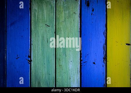 Vintage rustikale horizontale Täfelung Hintergrund mit einer verwitterten und verwitterten Textur, mit einer Mischung aus blau, grün und gelb lackiertem Holz p Stockfoto