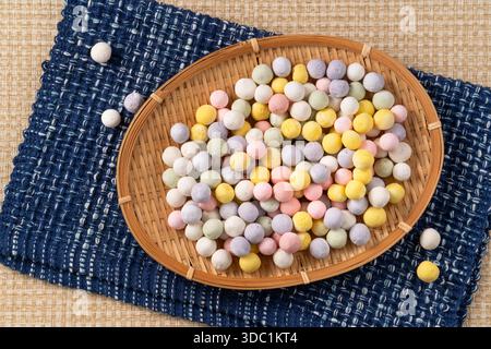 Rohe bunte Mini-klebrige Reisbällchen Tangyuan bereit zum Kochen. Stockfoto