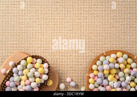 Rohe bunte Mini-klebrige Reisbällchen Tangyuan bereit zum Kochen. Stockfoto