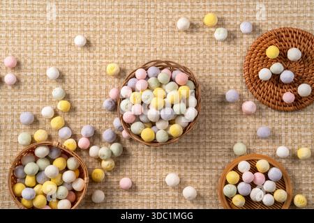 Rohe bunte Mini-klebrige Reisbällchen Tangyuan bereit zum Kochen. Stockfoto