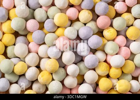 Rohe bunte Mini-klebrige Reisbällchen Tangyuan bereit zum Kochen. Stockfoto