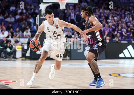 Gabriel Deck von Real Madrid und Lamar Stevens von Paris während des Basketballspiels der Turkish Airlines EuroLeague zwischen Real Madrid und Paris Basketball am 18. Dezember 2025 in der Movistar Arena in Madrid, Spanien Stockfoto