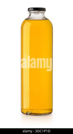 Volle Glasflasche mit erfrischendem gelbem Getränk auf weißem Hintergrund Stockfoto