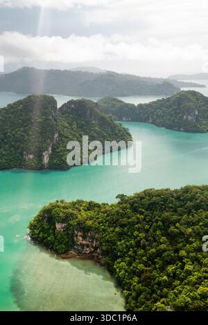 Luftaufnahme des Kilim Park auf Langkawi Island. Wunderschöner Blick auf die Inseln mit Bergen und das Meer. Malaysia Stockfoto