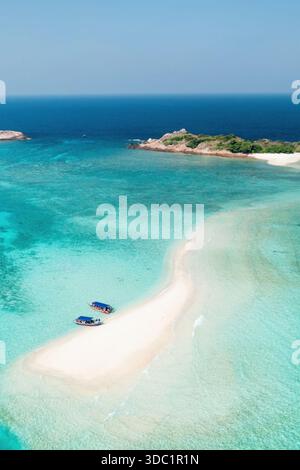 Blick aus der Höhe der Sandgrube mit klarem blauem Wasser, Booten und Touristen. Redang Island. Malaysia Stockfoto