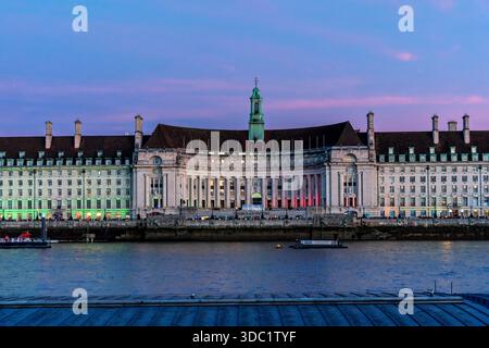 County Hall and River Thames, Lambeth, London, Großbritannien. Stockfoto